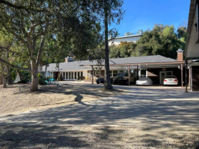 Women Only Bedroom Shared Bath in Private Estate View Pool Vacation Rental Encino Hills 405-101 off Sepulveda Sherman Oaks Border